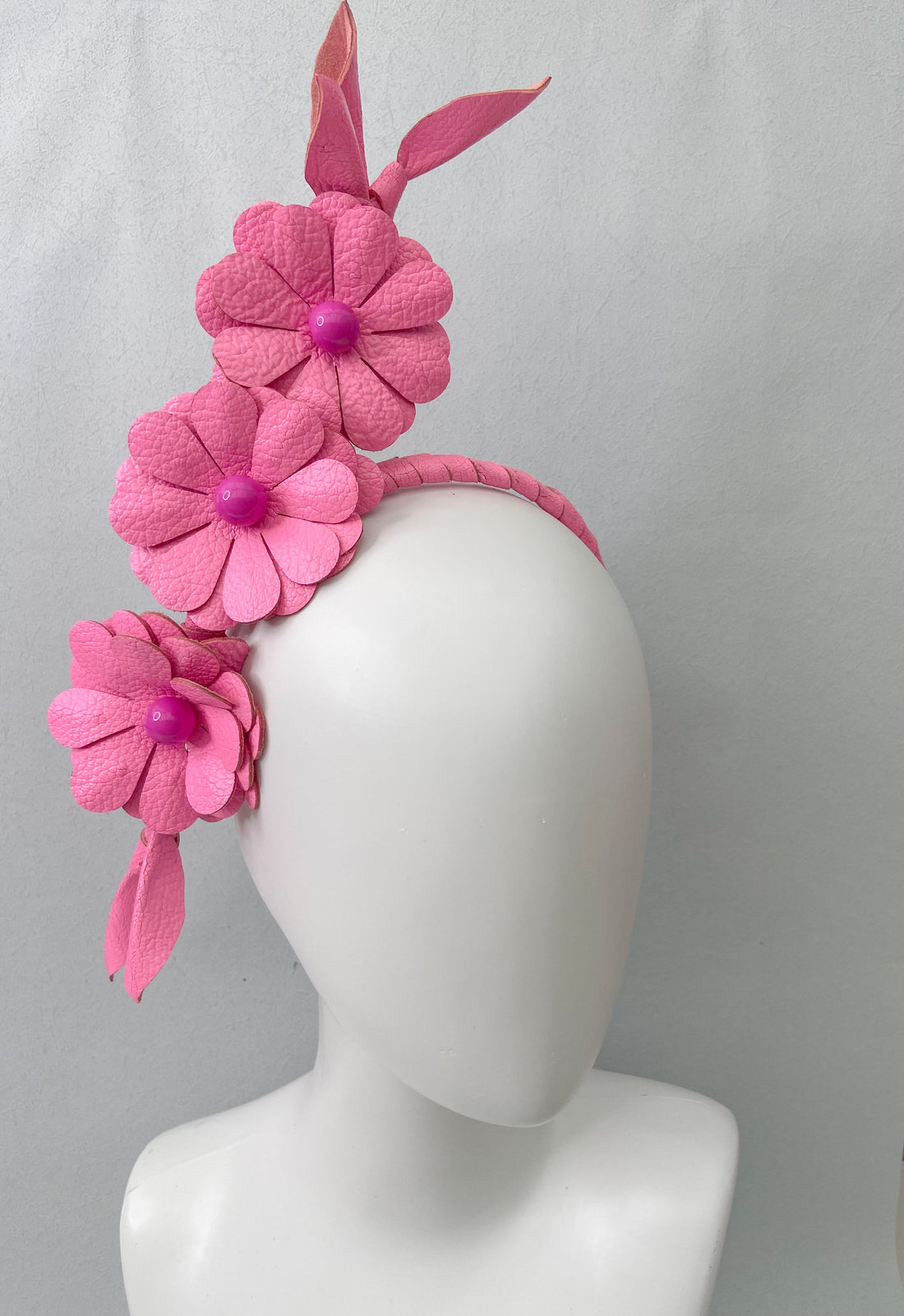 The Ultimate Guide to Wearing a Fascinator: Dos and Don'ts